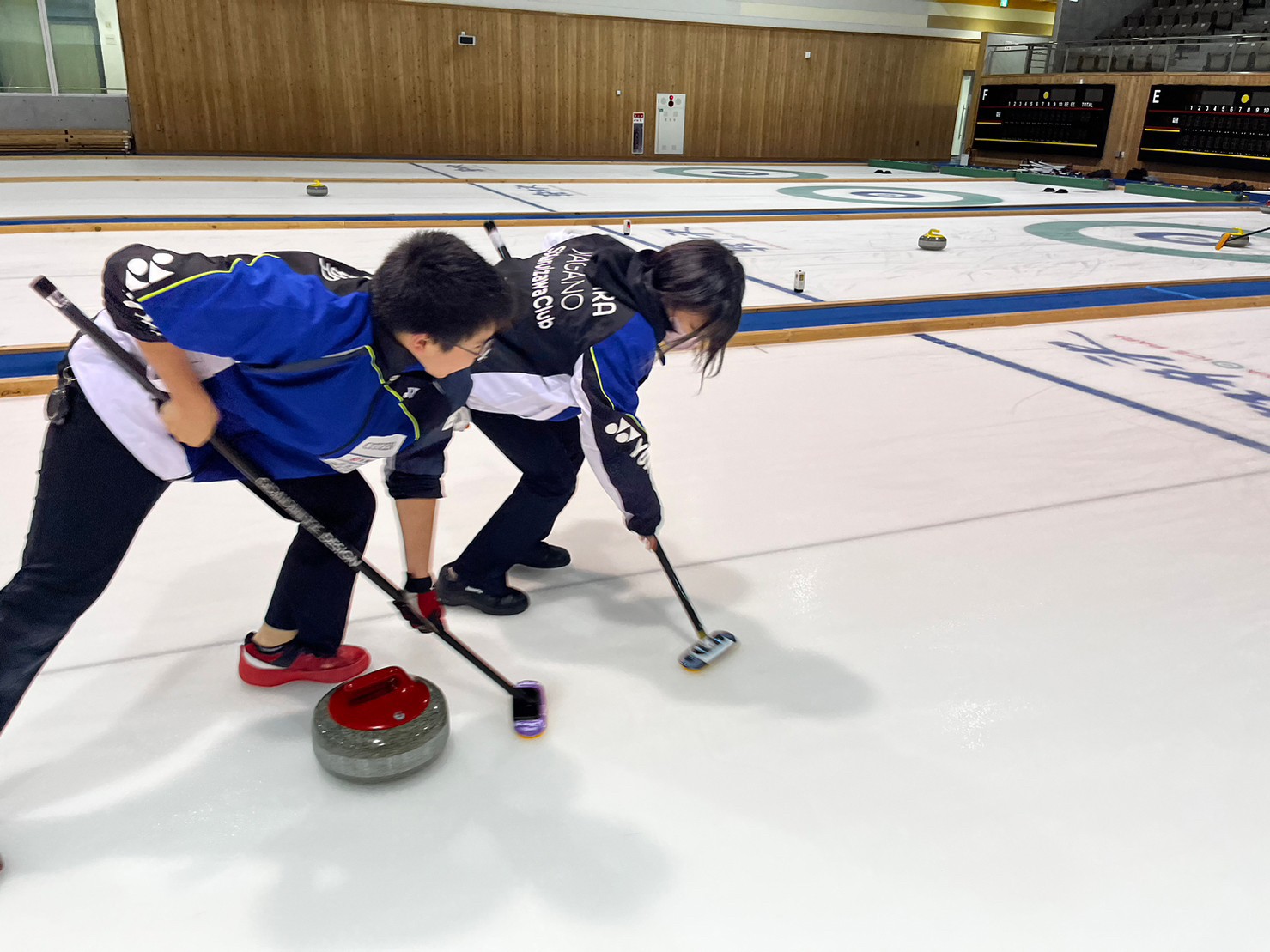 カーリング SC軽井沢クラブ | トップ選手から次世代を担うジュニア選手、さらに競技に親しむ愛好家までが含まれ、カーリング を通じて競技普及と地域活性を図り、さらに世界に羽ばたくアスリートの育成を目指しています。